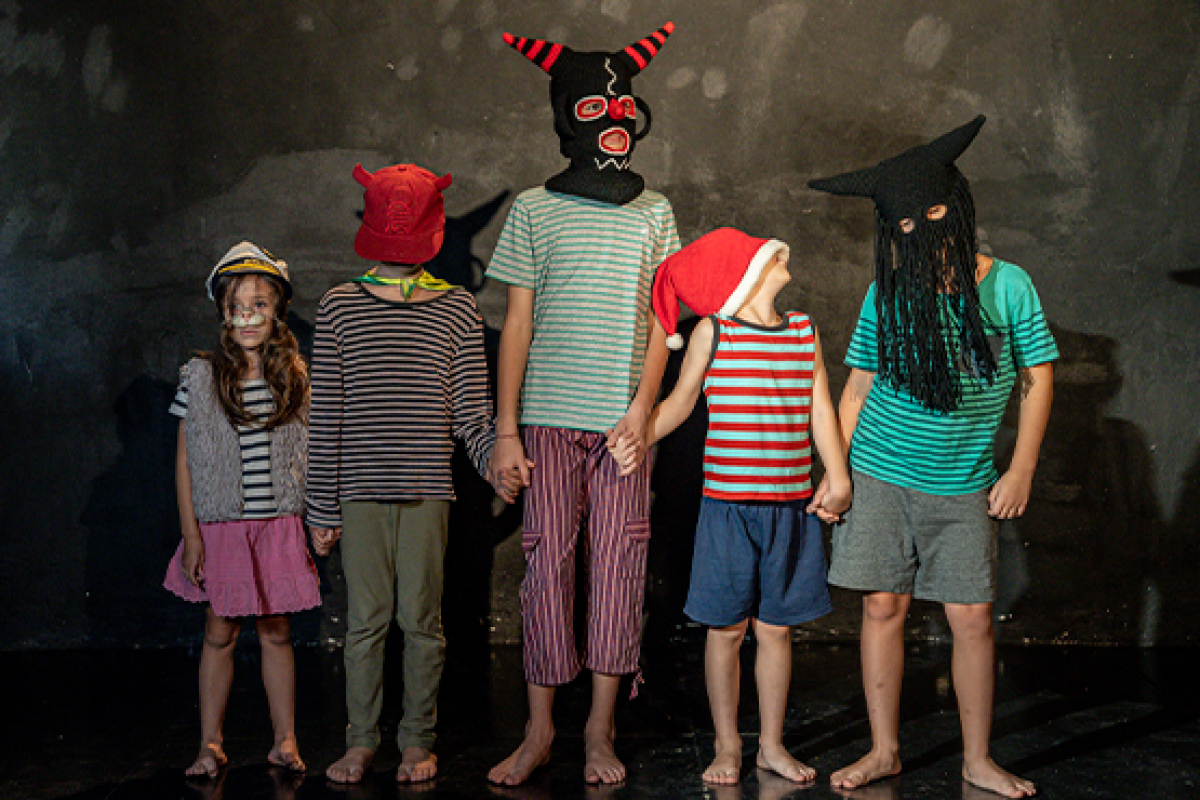 Familia de Artistas – Latituds | © Santiago Adur Familia de Artistas – Latituds | © Santiago Adur